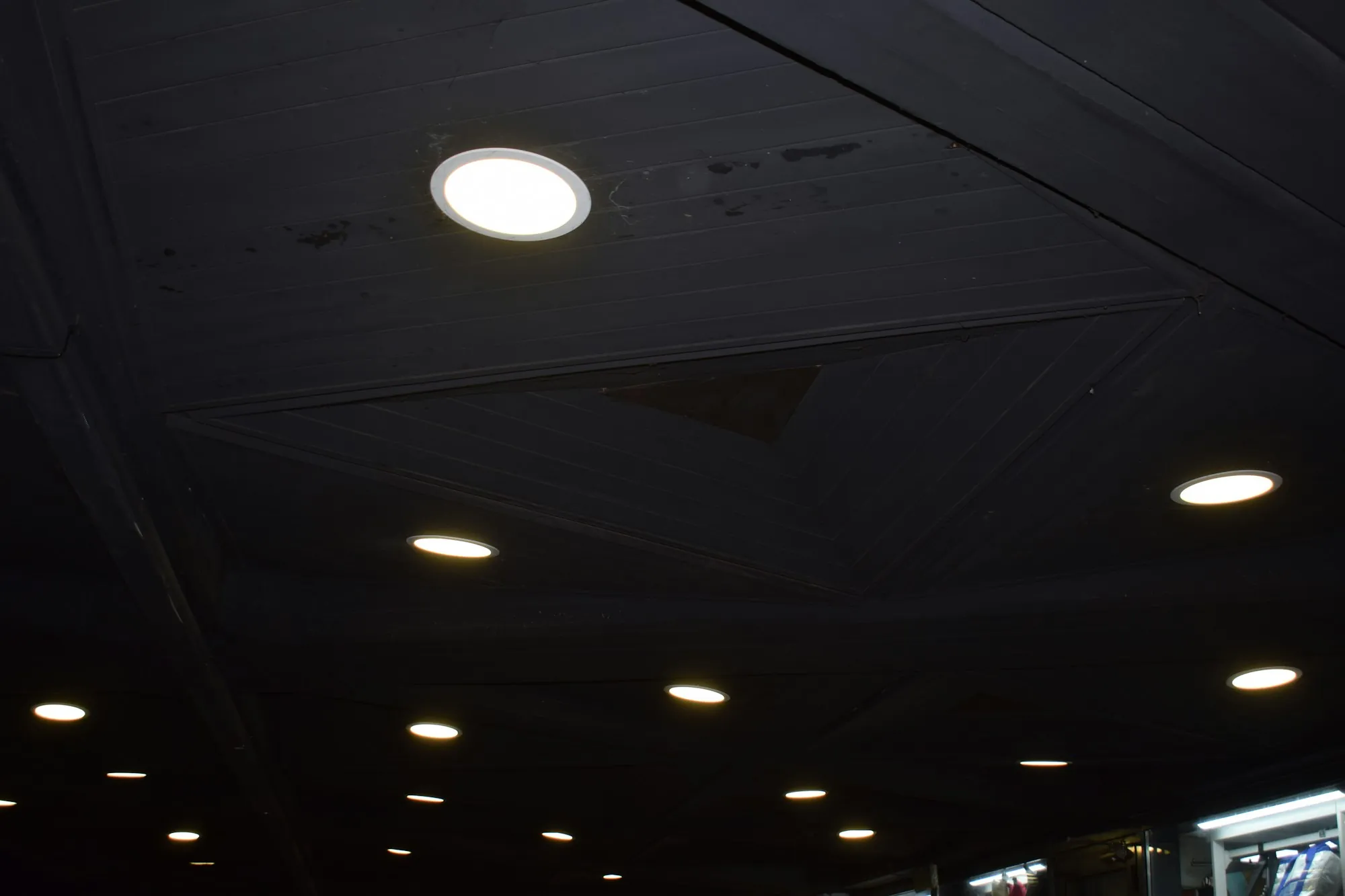 Recessed ceiling lights with warm illumination